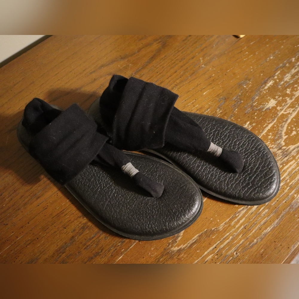 Black Sandals with Toe Strap